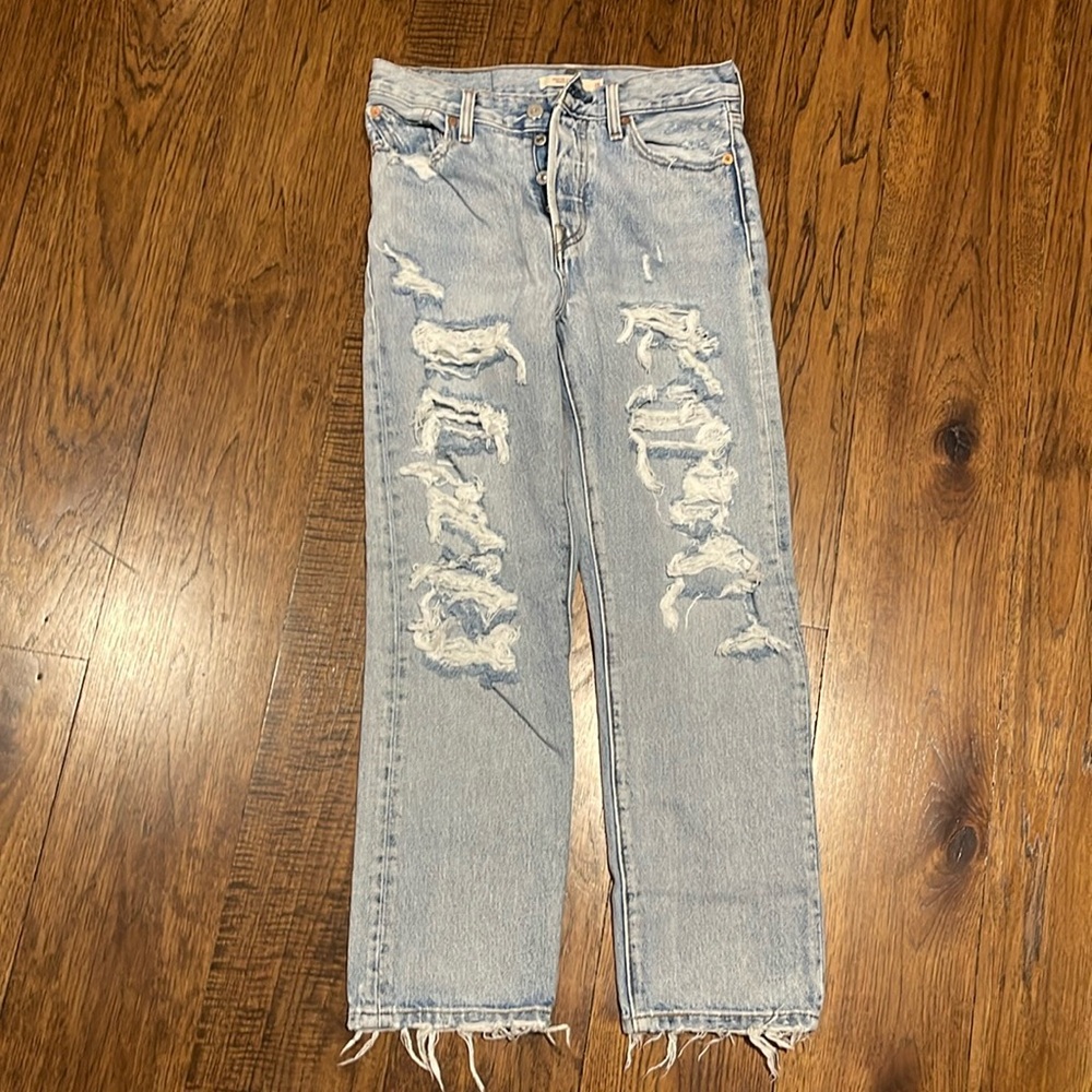 Light wash Levi’s Wedgie Straight Jeans